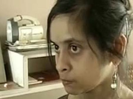 மாற்றுத்திறனாளி பெண்ணை விமானத்திலிருந்து இறக்கி விட்ட மனிதநேயமற்ற ஸ்பைஸ்ஜெட் விமானி