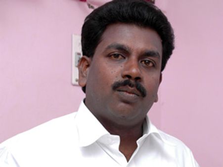 இடைத்தேர்தல்: பொத்து, பொத்துன்னு வாக்காளர்கள் காலில் விழும் தேமுதிக வேட்பாளர்