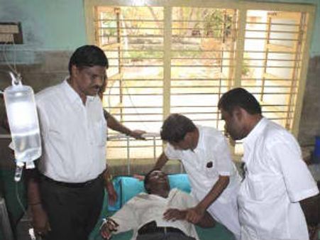 ஓட்டுக்கு பணம்: போட்டோ எடுக்க முயன்ற நக்கீரன் போட்டோகிராபரை தாக்கிய அதிமுகவினர்