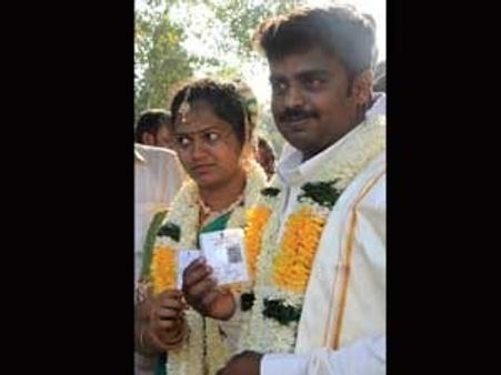 தாலி கட்டிய கையோடு மனைவியுடன் ஓட்டு போட வந்த வாலிபர்