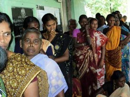 சங்கரன்கோவில் இடைத் தேர்தல்: பரபரப்பான வாக்குப்பதிவு- வாக்காளர்கள் ஆர்வம்!