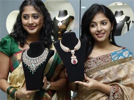 தங்கத்திற்கான வரி உயர்வை கண்டித்து நகை வியாபாரிகள் 3வது நாளாக கடையடைப்பு !
