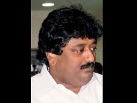 பெண்ணிடம் நிலத்தை சுட்டதாக வழக்கில் சிக்கினார் சசி அண்ணன் மகன் மகாதேவன்!