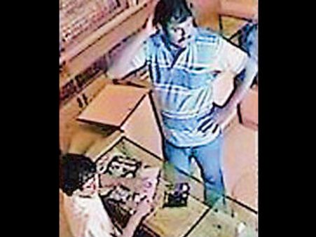 அடகுக்கடைக்காரரை கொன்ற கொலையாளியின் புது வீடியோ வெளியீடு- சன்மானம் அறிவிப்பு