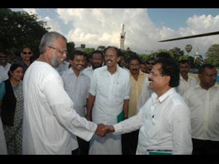 'அக்யூஸ்ட்' டக்ளஸ் 'ஈழத்து எம்.ஜி.ஆராம்'-காங். எம்.பி. புளகாங்கித புகழாரம்!!