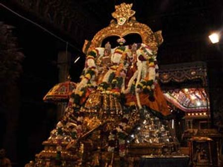 மதுரை மீனாட்சிக்கு பட்டாபிஷேகம்... மக்கள் பக்திப் பரவசத்துடன் கோலாகலம்