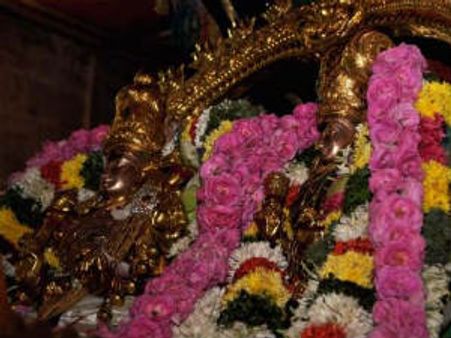 மதுரை மீனாட்சிக்கும், சொக்கநாதருக்கும் விமரிசையாக நடந்தது திருக்கல்யாணம்