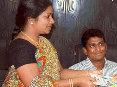 ''நலமாக இருக்கிறேன், பிறகு பேசுகிறேன்''.. நக்சல்களிடமிருந்து மீண்டார் கலெக்டர் அலெக்ஸ்