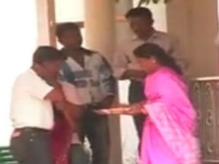 மாவோயிஸ்டுகளால் விடுவிக்கப்பட்ட ஆட்சியர் அலெக்ஸ்பால் மேனன் வீடு சென்றடைந்தார்- உற்சாக வரவேற்பு