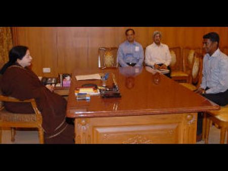 ஜெயலலிதாவை சந்தித்தார் கலெக்டர் அலெக்ஸ் பால் மேனன்!