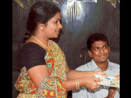 கருணாநிதியுடன் அலெக்ஸ் பால் மேனன் குடும்பத்துடன் சந்திப்பு