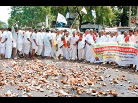 தேங்காய் விலை வீழ்ச்சிக்கு எதிர்ப்பு தெரிவித்து பேரணி- 3 ஆயிரம் தேங்காயை உடைத்து போராட்டம்