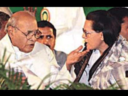 சோனியாவை காங்கிரஸ் தலைவராக்க நரசிம்ம ராவ் கடும் எதிர்ப்பு தெரிவித்தார்: அர்ஜுன் சிங்