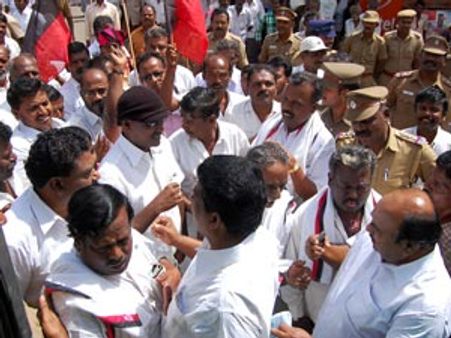 எக்குத்தப்பாக குவிந்த திமுகவினர்...எங்கு போய் அடைப்பது என தெரியாமல் விடுவித்த அரசு!