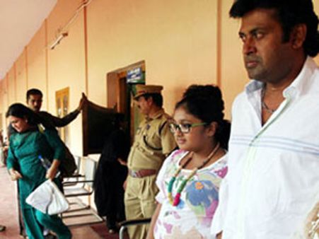 நடிகை ஊர்வசி போதைக்கு அடிமையாகிவிட்டார்: எர்ணாகுளம் நீதிமன்றத்தில் கணவர் பரபரப்பு புகார்