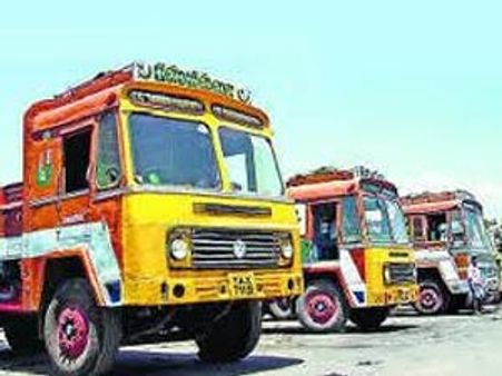 குமரியில் மணல் லாரி உரிமையாளர்கள் காலவரையற்ற ஸ்டிரைக்: 800 லாரிகள் ஓடவில்லை