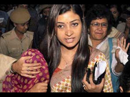 குவஹாத்தி இளம் பெண் மானபங்கம்... தூண்டி விட்டதாக கூறப்படும் டிவி நிருபர் ராஜினாமா!