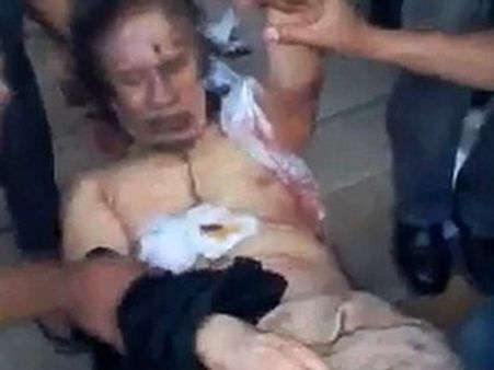 கொல்லப்பட்ட கடாபி உடலை வைத்து லிபியர்கள் விளையாடிய கொடூர காட்சிகள்...!