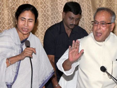 ஜனாதிபதி தேர்தல்: விருப்பமே இல்லதான்... ஆனாலும் பிரணாப்பைதான் ஆதரிக்கிறோம்- மமதா அறிவிப்பு