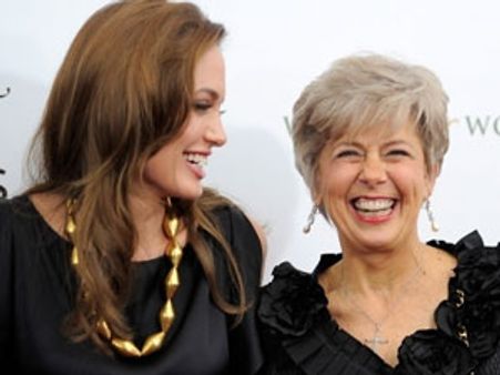 பேத்திக்கு இப்படியா டிரஸ் எடுப்பது.. மாமியார் மீது ஏஞ்செலீனா ஜூலி கோபம்!