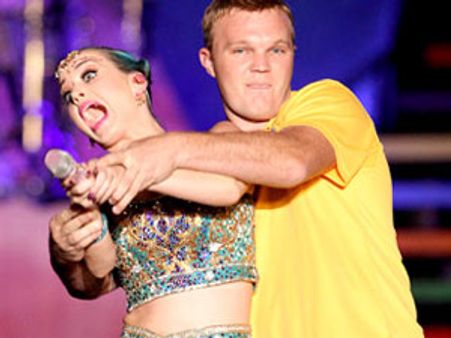 ஐபிஎல் தொடக்க விழாவில் ஆபாச ஆட்டம்.. கேத்தி பெர்ரி மீது வழக்கு!