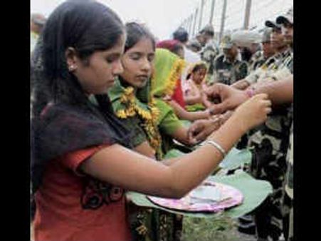 ராக்கி கட்ட வர்றாங்க, 'ஷட்டவுன்' பண்ணிட்டு ஓடு மாப்ளே ஓடு...!