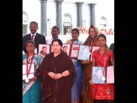 கொள்ளையர்களை எதிர்த்து போராடிய தாய்– மகளுக்கு கல்பனா சாவ்லா விருது