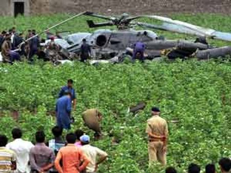 குஜராத்தில் நடுவானில் மோதி சிதறிய 2 இந்திய விமானப்படை ஹெலிகாப்டர்கள்- 9 வீரர்கள் பலி