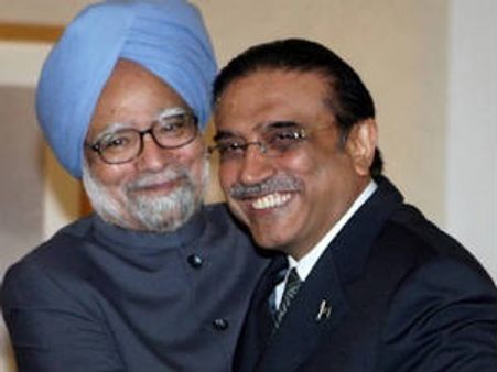 சர்தாரியை சந்தித்தார் மன்மோகன் சிங்.. 26/11 விசாரணையை முடுக்கி விட கண்டிப்பு!