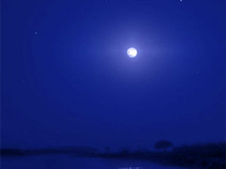 பால் நிறத்து நிலா நீல நிறமாக தோன்றிய அதிசயம்