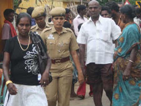 சிறப்பு விமானம் ஏற திருச்சி ஏர்போர்ட்டுக்கு வந்த சிங்கள யாத்ரீகர்கள் மீது தாக்குதல்!