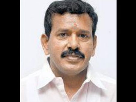 பங்களா இல்லை.. அரசு விருந்தினர் மாளிகையில் தங்கியிருக்கும் அமைச்சர் தோப்பு வெங்கடாசலம்!