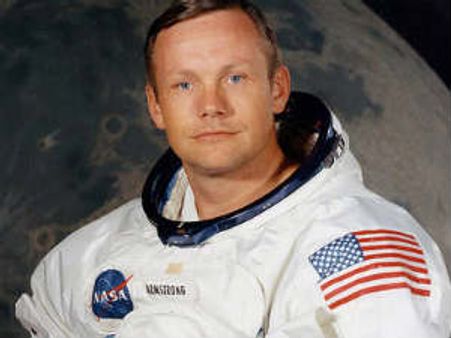 நீல் ஆம்ஸ்டிராங்கின் உடல் கடலில் புதைக்கப்படுகிறது