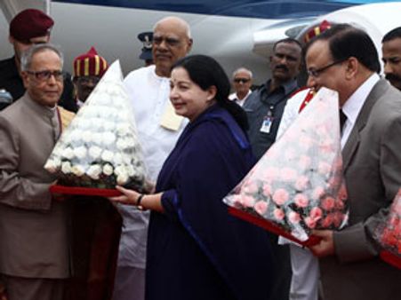 சென்னை வந்தார் குடியரசுத் தலைவர் பிரணாப் முகர்ஜி - ஜெ நேரில் வரவேற்பு