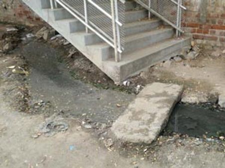 நாமக்கல் நகராட்சியின் அலட்சியம்.. பொதுமக்கள் பயன்படுத்த முடியாத நிலையில் நடைமேடை