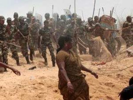 பெண் எஸ்ஐ உள்ளிட்ட 4 போலீஸாரை தரதரவென இழுத்துச் சென்ற மீனவர்கள்..