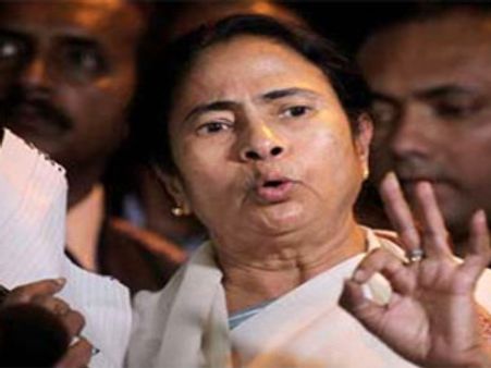 மக்களுக்கு வருஷத்துக்கு 6 சிலிண்டர் போதுமா?... மமதா விளாசல்