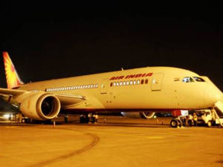 முதல் நாளே 'பல் இளித்த' ஏர் இந்தியாவின் ட்ரீம்லைனர் விமானம்!