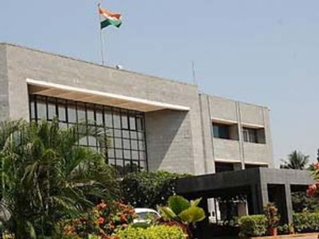 பெங்களூர் இஸ்ரோ தலைமையகத்துக்குள் நுழைந்த பெண் மனநலம் பாதிக்கப்பட்டவராம்