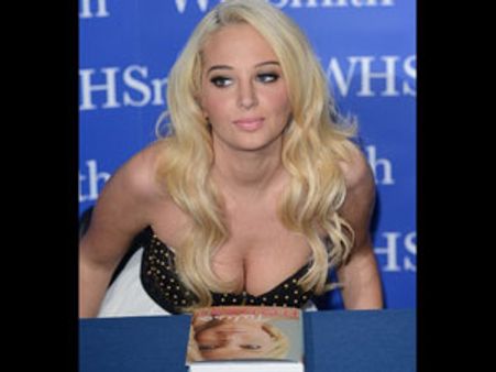 'புக்' வெளியீட்டு விழாவுக்கு 'திறந்த' புத்தகமாக வந்த பெண் எழுத்தாளர்!