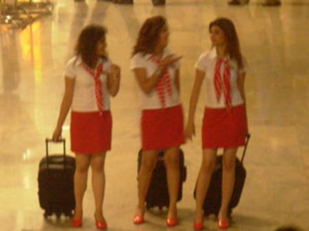 பைலட்டுகள்-ஊழியர்கள் போராட்டம்..: கிங்பிஷர் விமான சேவை முற்றிலும் முடங்கியது..!