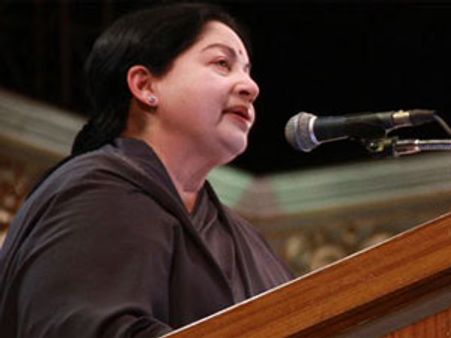 ரத்த தானம் செய்வது உயிரை காப்பாற்றும் புனித செயல்: முதல்வர் ஜெயலலிதா