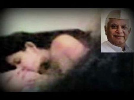 பெண்களுடன் இருந்தபோது 'தூங்கிக் கொண்டிருந்தாரா' என்.டி.திவாரி?