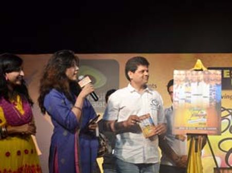 துபாயில் தொழிலாள‌ர்களுக்காக‌ ந‌ட‌த்த‌ப்ப‌ட்ட‌ 'பாட்டுக்குப் பாட்டு' நிக‌ழ்ச்சி