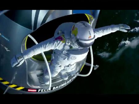 36 கி.மீ. உயரத்திலிருந்து குதித்து ஒலியை விட வேகமாக பறந்த மனிதர்!