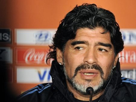 நகை கடையை திறந்து வைக்க கேரளாவிற்கு வந்த கால்பந்து வீரர் மாரடோனா- ரசிகர்கள் உற்சாகம்