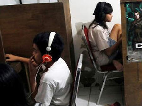 ஆபாச படத்திற்காக இந்தோனேஷிய சிறுமிகளை பிடிக்க பேஸ்புக் மூலம் வலை!