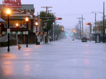 அமெரிக்காவைத் தாக்கியது சான்டி புயல்- 11 மாகாணங்கள் இருளில் மூழ்கின! லட்சக்கணக்கானோர் இடப்பெயர்வு!