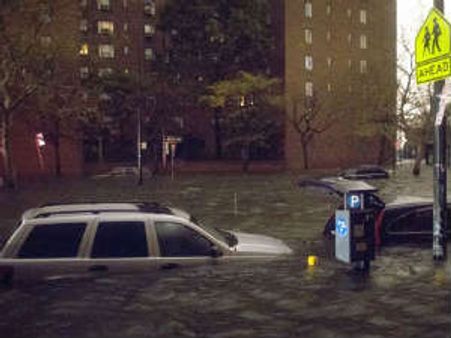 சீறிய சான்டி புயலால் நிலைகுலைந்த அமெரிக்கா- ரூ1.08 லட்சம் கோடி சேதம்!