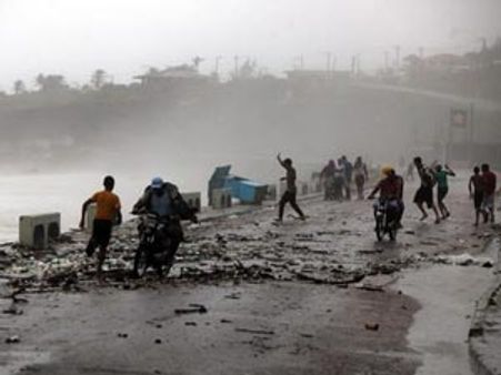 கரையை கடக்கும் நிலம் புயலில் 'போட்டோ' எடுக்க வந்த மக்கள்-தடுத்து நிறுத்திய போலீசார்